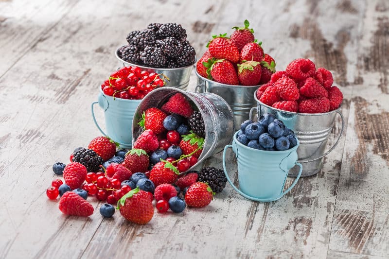 櫻桃、草莓、藍莓、黑莓和紅莓等水果含有花青素， 花青素有抗炎作用 ，有助類風濕性關節炎患者 。 