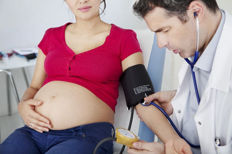 妊娠毒血症通常在懷孕20週後出現，症狀是高血壓、蛋白尿身體腫脹。 