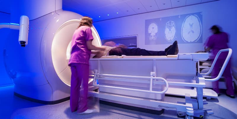 MRI 是利用強力的磁場，無線電波及精密的電腦科技，來產生身體內部細節圖像的掃描。