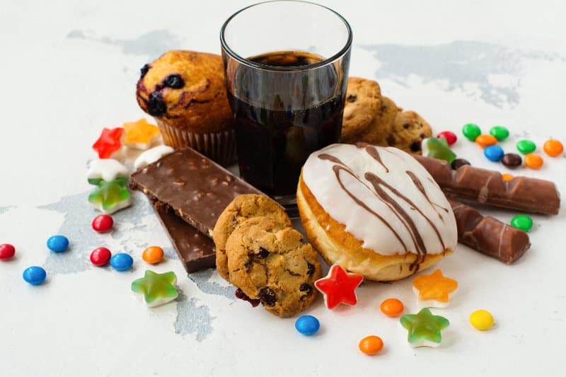 很多人會選擇減少碳酸飲料、巧克力或糖果從而控制糖的攝入量。