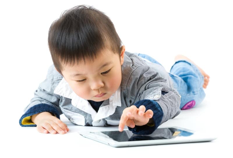 據衛生署指引，不足兩歲的幼童，不應該接觸電子屏幕。