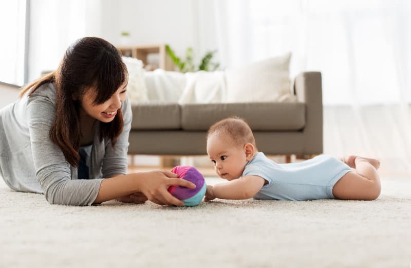 初生嬰兒可以在地板上進行各種方式的身體活動，避免接觸所有電子屏幕。