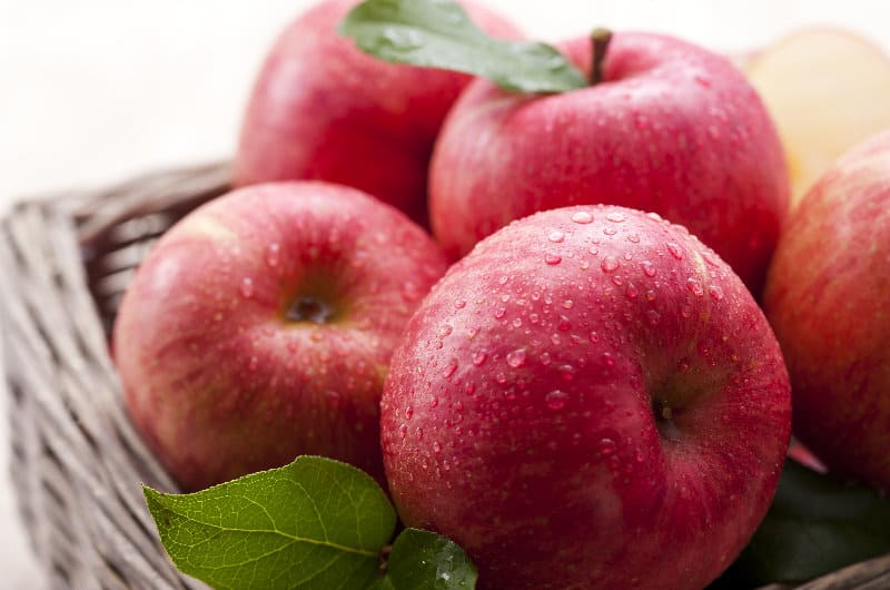 蘋果中所含的果膠能控制血液中的膽固醇，改善血壓，並改善腸道環境。