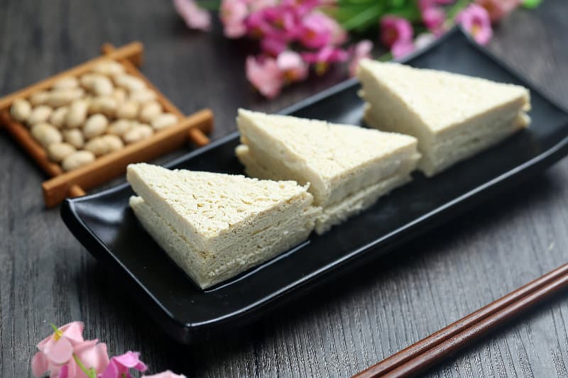 日本有研究指出，凍豆腐與一般豆腐作比較，它的鈣質是一般豆腐的5倍、鐵質更高達 7 倍，瞬間變成控制血糖的好幫手。