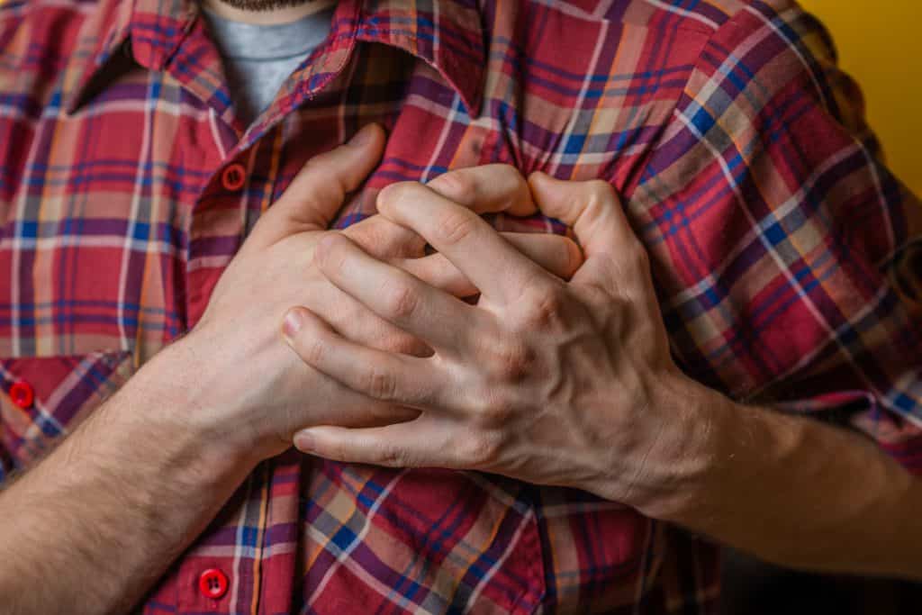 由於心臟血管變窄，輕微可引致心胶痛；嚴重可致心臟病或心臟衰竭。